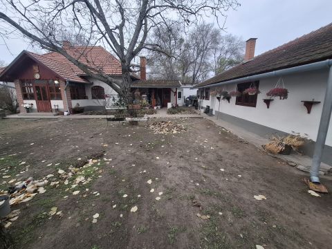 Eladó Ház 6100 Kiskunfélegyháza , 2008-as építésű tanya felújított vendégházzal