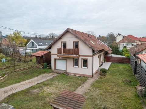 Eladó Ház 2141 Csömör Frissen felújított Ikerház Hév megállótól 5 perc sétára