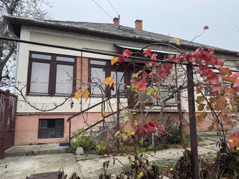 Eladó Ház 6600 Szentes , Eladó téglaépítésű, világos és tágas lakás!