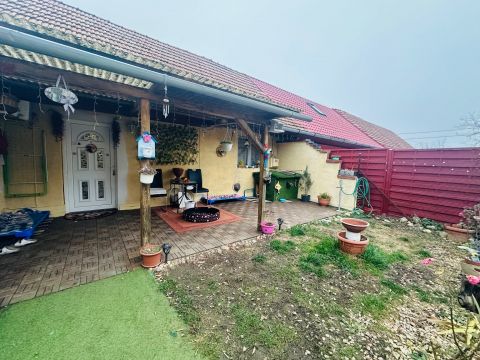 Eladó Ház 2461 Tárnok , 500 nm-es extra telekkel eladó egy kedves 2 szintes házrész 