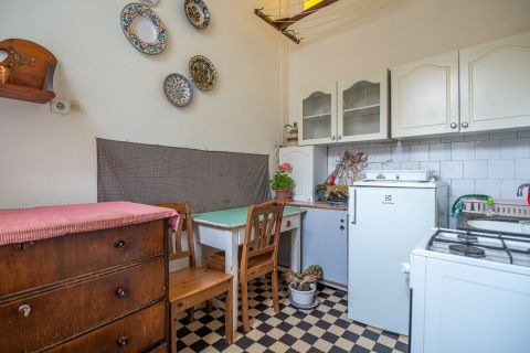 Eladó Lakás 1077 Budapest 7. kerület 2. emeleti 3 szobássá alakítható lakás