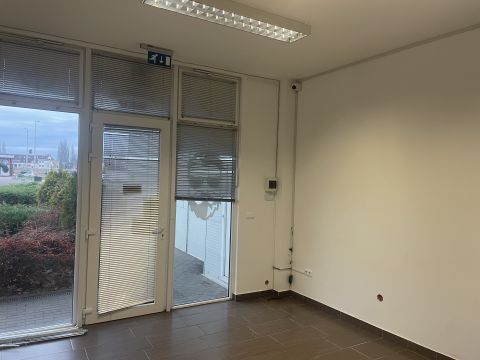 Kiadó Üzlethelyiség 4400 Nyíregyháza Nyíregyháza forgalmas frekventált részén.