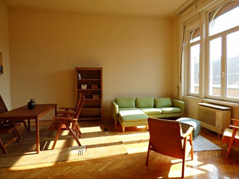 Eladó Lakás 1072 Budapest 7. kerület Akácfa utcában, magas emeleti, napfényes lakás!