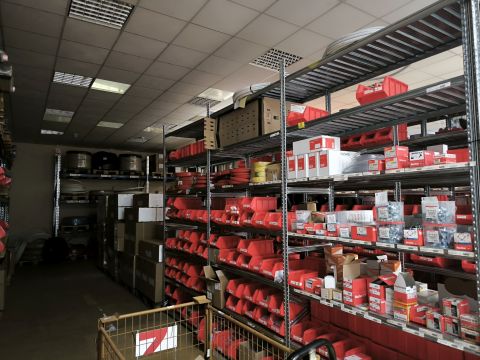 Kiadó Ipari 9028 Győr Régi Veszprémi úton Üzlethelyiség és raktár kiadó!