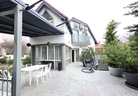 Eladó Ház 2051 Biatorbágy , 2 medencés Luxus Otthon Biatorbágy kedvelt részén!