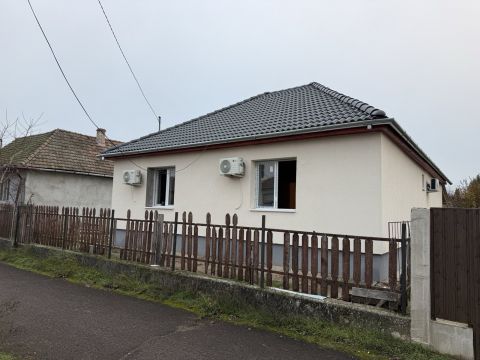 Eladó Ház 2243 Kóka teljeskörűen felújított 2 szobás ház