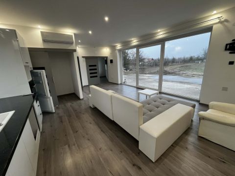 Kiadó Ház 6044 Kecskemét , 2024-ben befejezett újszerű nappali+2 szobás családi ház!