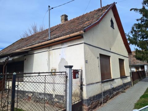 Eladó Ház 8136 Lajoskomárom , központban, egyszintes, 67 nm-es családi ház