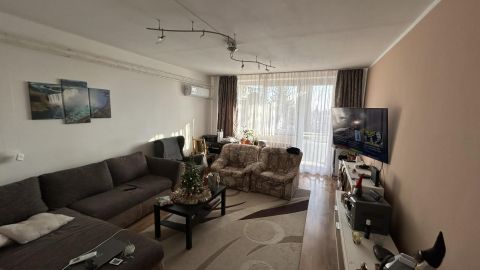 Eladó Lakás 6000 Kecskemét , 1.emeleti, 2,5 szobás, erkélyes lakás a Műkertvárosban