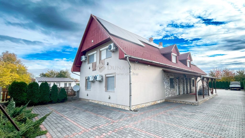 8600 Siófok , Sóstói városrészben 10 perc sétatávolságra a Balaton parttól — 1/22