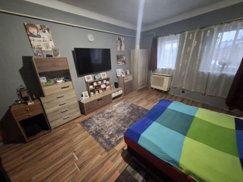 Eladó Ház 6100 Kiskunfélegyháza , Belvárosi másfél szobás, világos nagyszobával, tárolóval