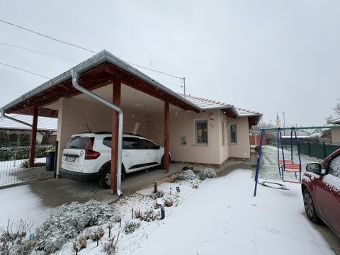 Eladó Ház 2364 Ócsa Új építésű ingatlanok között pár éve épült ingatlan