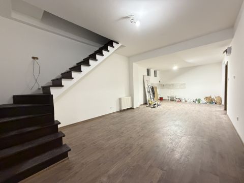 Eladó Lakás 1201 Budapest 20. kerület , Felújított,azonnal költözhető,gk beálló,udvar 2-es lakás