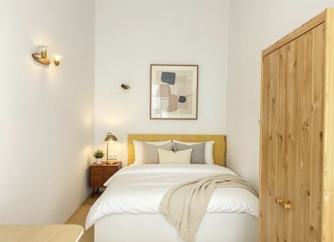 Eladó Lakás 1065 Budapest 6. kerület , Nyugati téren 2 szobás emeleti lakás