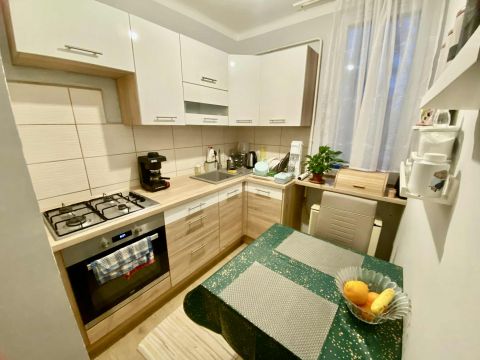 Eladó Lakás 6000 Kecskemét , Széchenyivárosban felújított, ERKÉLYES, 2 szobás lakás