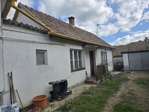 Eladó Ház 8000 Székesfehérvár , Maroshegyen felújítandó ház