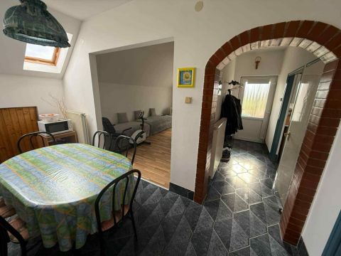 Eladó Ház 8093 Lovasberény , buszmegálló közelében