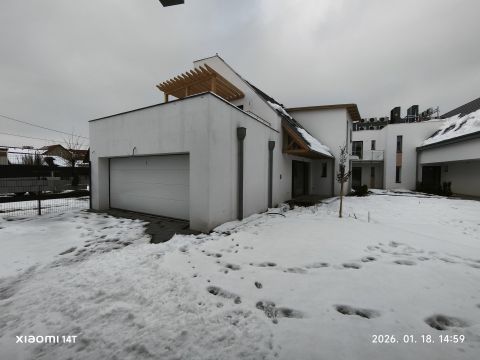 Eladó Parkoló 6000 Kecskemét , Kertkapcsolatos belvárosi társasházi lakások