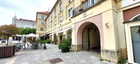 Eladó Üzlethelyiség 9700 Szombathely , Savaria téren alagsori üzlethelyiség eladó !