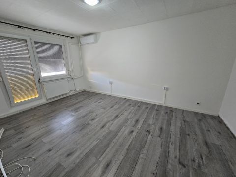 Eladó Lakás 8000 Székesfehérvár Székesfehérvár, felújított lakás Bátky Zs. utca , 3. emelet 