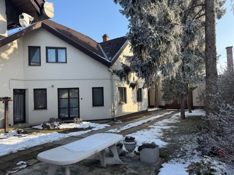 Eladó Ház 3200 Gyöngyös , Kálvári domb lábánál eladó egy családi ház, borospincével! 