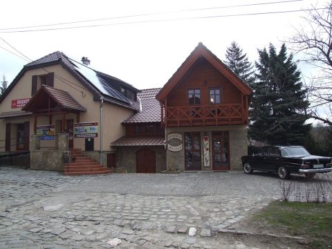 Eladó Üzlethelyiség 2081 Piliscsaba , Piliscsaba központjában üzleti komplexum,  napelemmel 