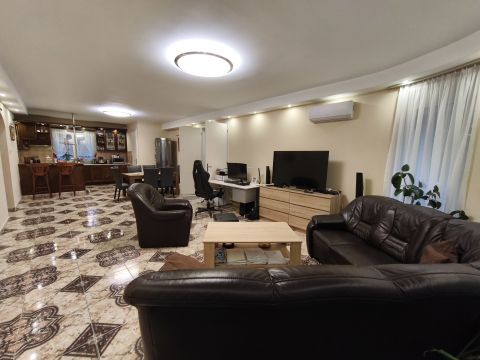 Eladó Ház 2400 Dunaújváros , Dunaújváros kedvelt övezetében, tágas családi ház eladó!