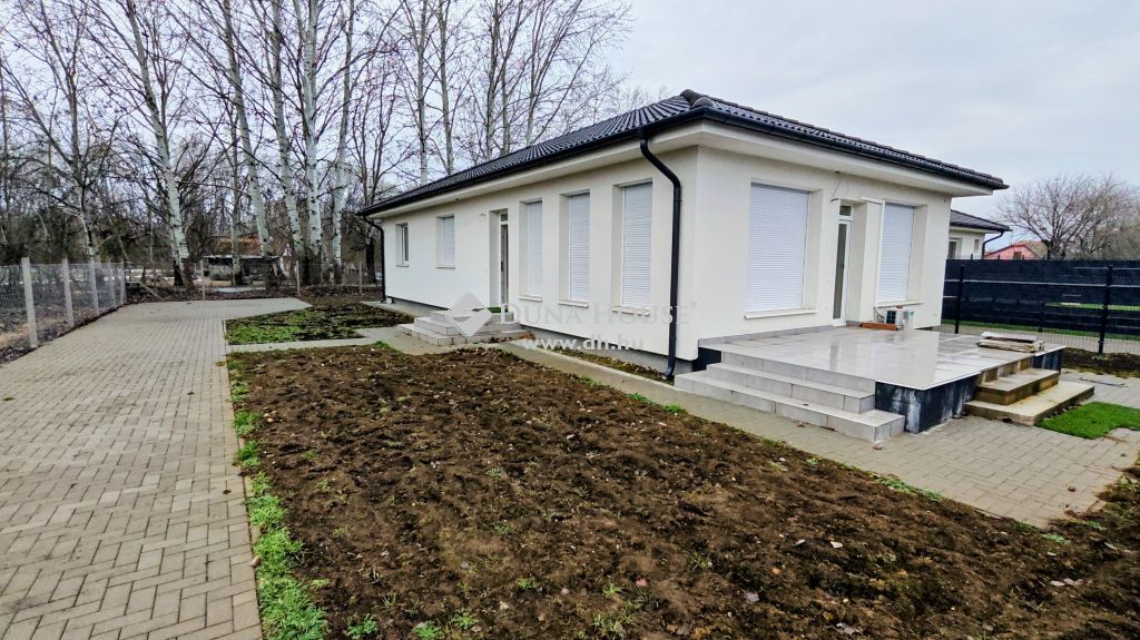 6035 Ballószög , Új építésű részen felépült családi ház — 1/23