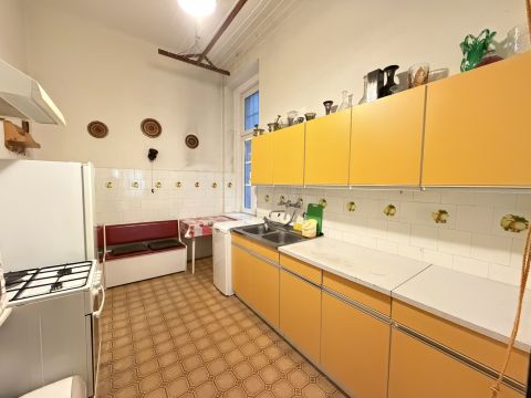 Eladó Lakás 1064 Budapest 6. kerület , Kodály Körönd szomszédságában, két szobássá alakítható 