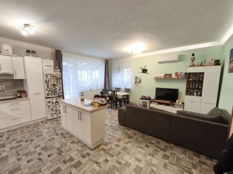 Eladó Lakás 2400 Dunaújváros , Dunaújváros Óvárosában-102 m2-es lakás,kerttel és garázzsal!