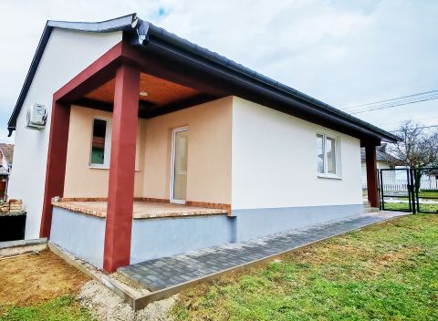 Eladó Ház 8840 Csurgó Teljesen felújított családi ház Csurgó mellékutcájában! 