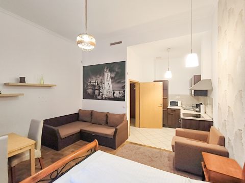 Eladó Lakás 1075 Budapest 7. kerület Gozsdu udvarban 2 különnyíló szobás, 2. emeleti 