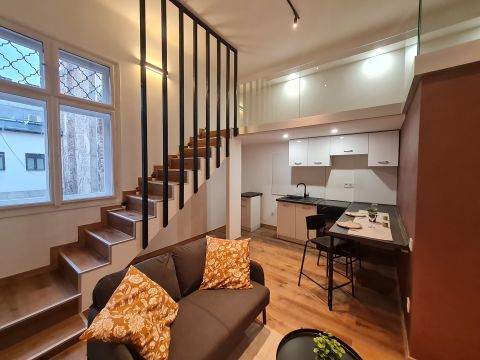 Eladó Lakás 1068 Budapest 6. kerület , Zeneakadémia mellett, emeleti, felújított stúdió lakás