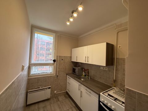 Eladó Lakás 6000 Kecskemét , 2.emeleti, 2 szobás, erkélyes, szigetelt tégla építésű lakás