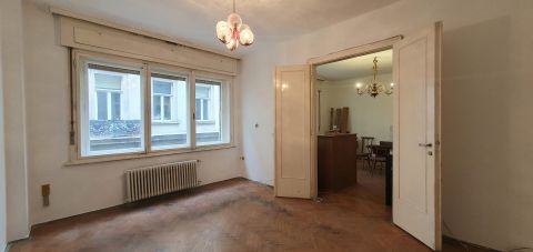 Eladó Lakás 1065 Budapest 6. kerület , Tágas lakás, kivételes lehetőség pár lépésre a Bazilikától! 