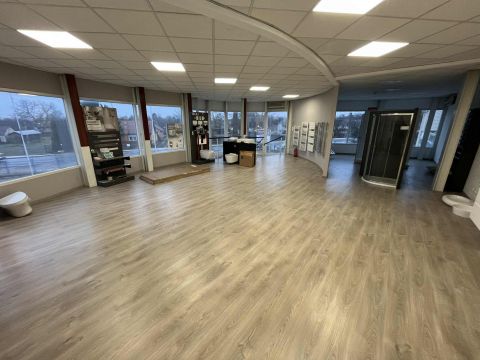 Eladó Üzlethelyiség 6000 Kecskemét , Két szintes üzletház saját telekkel