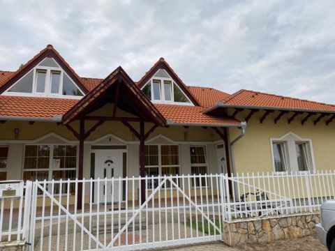 Eladó Irodaépület 6760 Kistelek , Központhoz közel