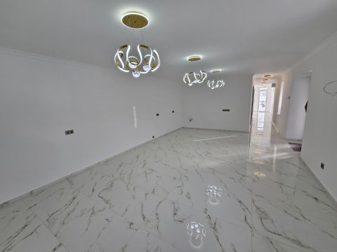 Eladó Ház 8136 Lajoskomárom Felújított, 93 nm-es családi ház 