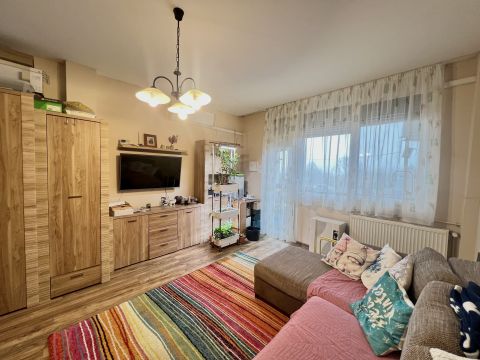 Eladó Lakás 8200 Veszprém Eladó jó állapotú tégla lakás Veszprém, Újtelepen