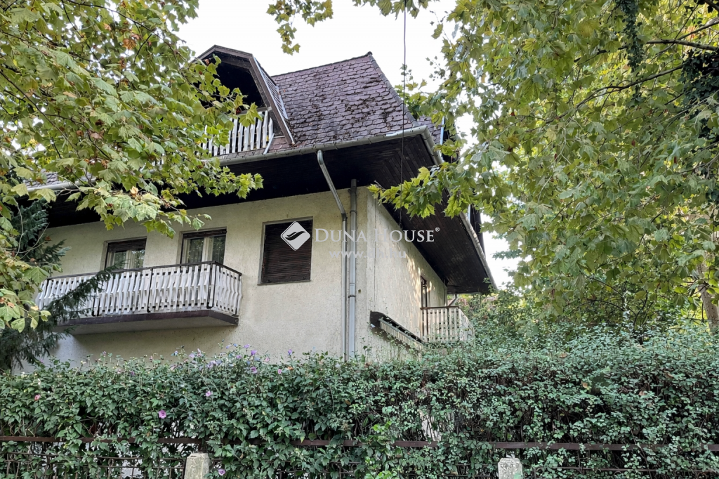 8600 Siófok , Siófokon belső 3 szintes ház közel a Balatonhoz, csendes utc — 1/17