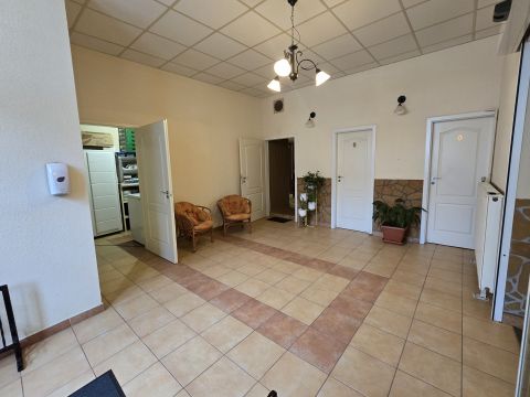 Eladó Üzlethelyiség 8200 Veszprém 