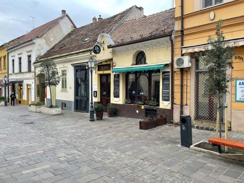 Eladó Vendéglátás 7621 Pécs === Történelmi belvárosban önálló ingatlan===