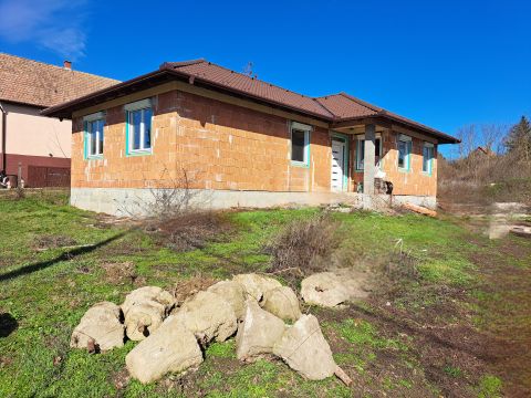 Eladó Ház 2215 Káva Szerkezetkész családi ház csendes utcában