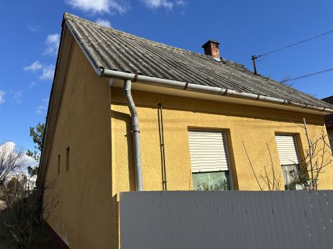 Eladó Ház 6065 Lakitelek , Lakitelek-Tőserdőn tégla építésű,téliesített nyaraló eladó