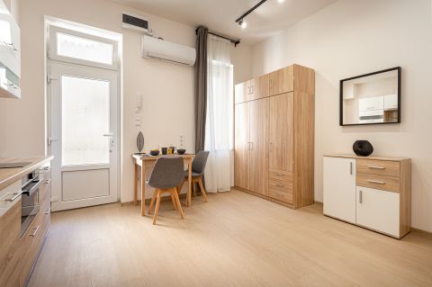 Eladó Lakás 1071 Budapest 7. kerület , Felújított, bútorozott-gépesített lakás (1.)