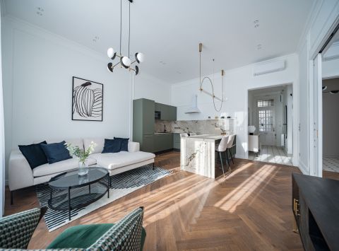 Eladó Lakás 1064 Budapest 6. kerület , Felújított polgári házban erkélyes luxus lakás Andrássynál!