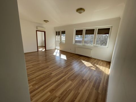 Eladó Lakás 2750 Nagykőrös , Energikus lakás új tulajdonosát keresi a Ceglédi úton