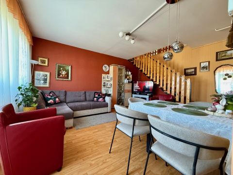 Eladó Lakás 6000 Kecskemét , Belső 2 szintes lakás a cseréptetősökben