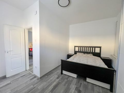 Eladó Lakás 1203 Budapest 20. kerület Felújított, szigetelt lakás, 80 nm kertrésszel