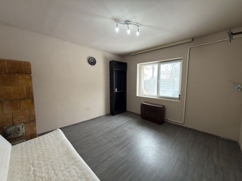 Eladó Lakás 1097 Budapest 9. kerület , Felújított garzon lakás saját kertrésszel